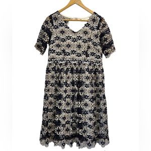 NWT Motherhood Maternity Cream and Navy Floral Lace Short Sleeve V-neck Dress M